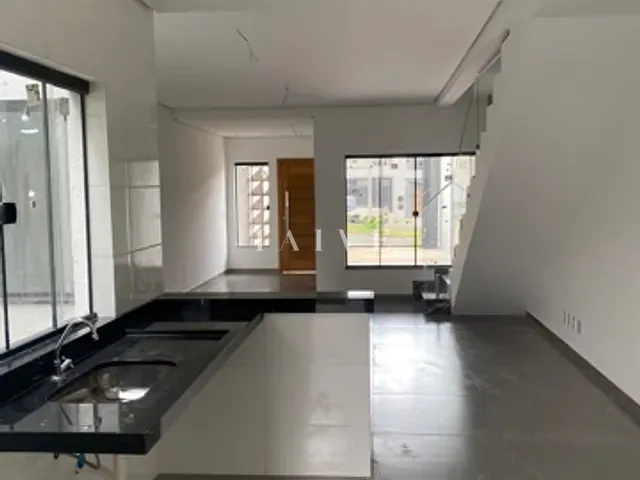 Sobrado com 149m² 3 quartos e 2 banheiros, à venda, no bairro Gleba Simon Frazer em Londrina