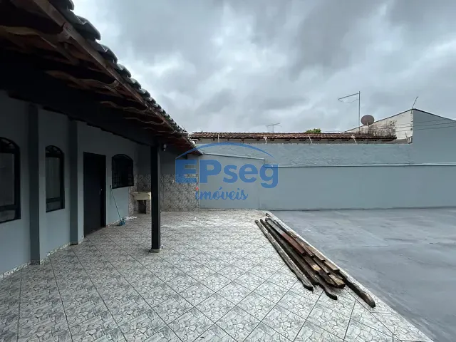 Casa com 300m² 3 quartos e 2 banheiros, à venda, no bairro San Conrado em Londrina