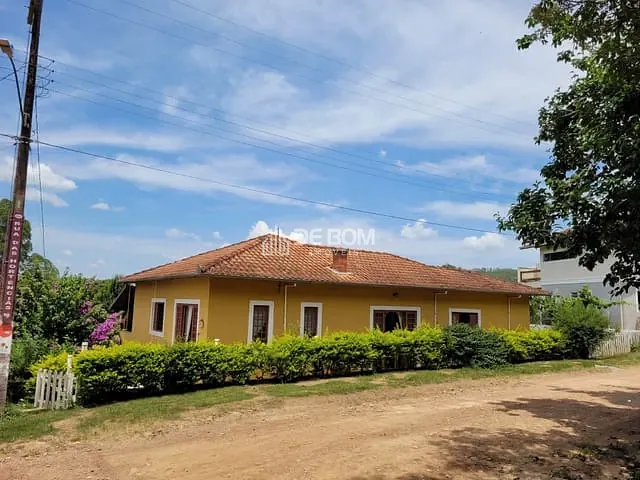 Casa com 300m² 3 quartos e 2 banheiros, à venda, no bairro CLUBE UVA em Andradas