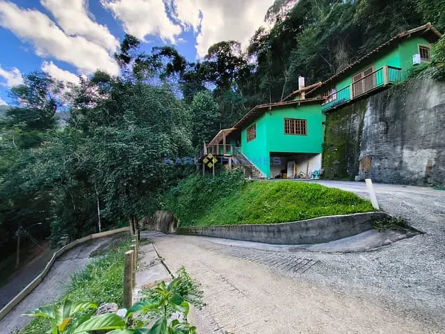 Casa 3 quartos e 3 banheiros, à venda, no bairro Bonsucesso em Petrópolis