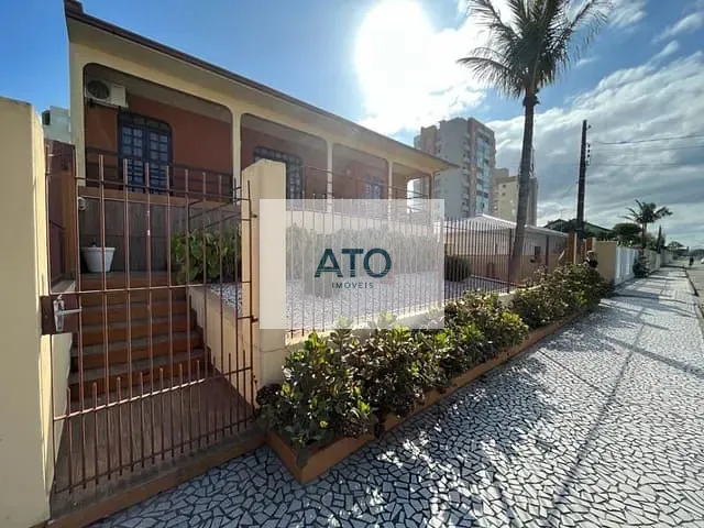 Casa 3 quartos e 3 banheiros, à venda, no bairro centro em Tijucas