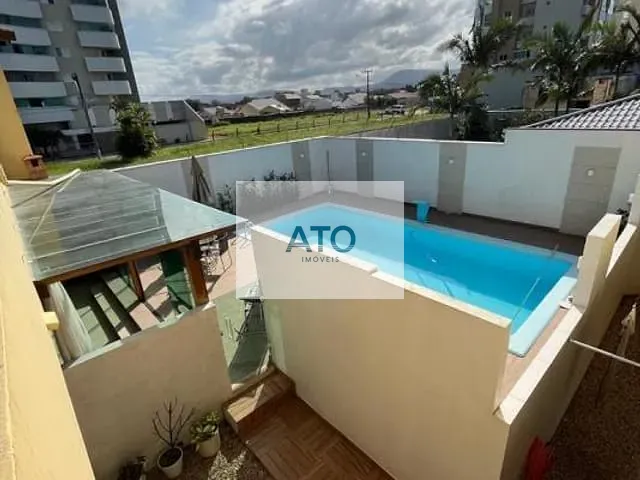 Casa 3 quartos e 3 banheiros, à venda, no bairro centro em Tijucas