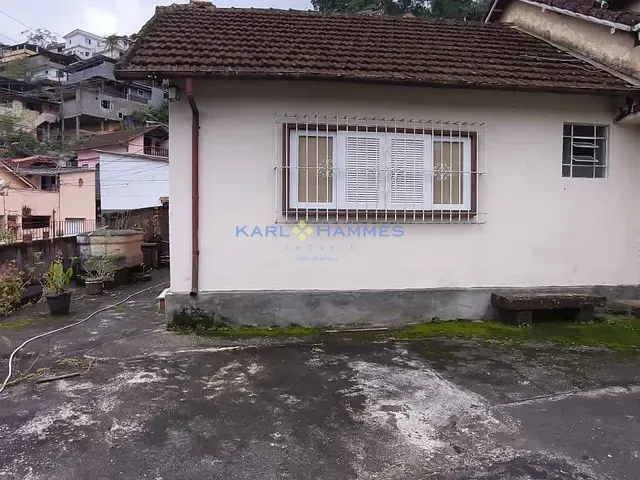 Casa 2 quartos e 2 banheiros, à venda, no bairro Castrioto em Petrópolis