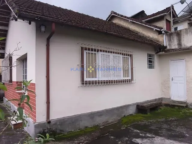 Casa 2 quartos e 2 banheiros, à venda, no bairro Castrioto em Petrópolis