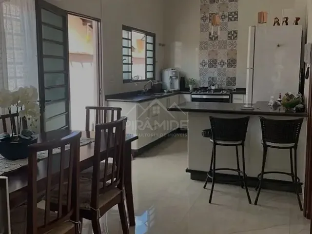 Casa com 250m² 4 quartos e 1 banheiro, à venda, no bairro Jardim das Hortênsias em Poços de Caldas