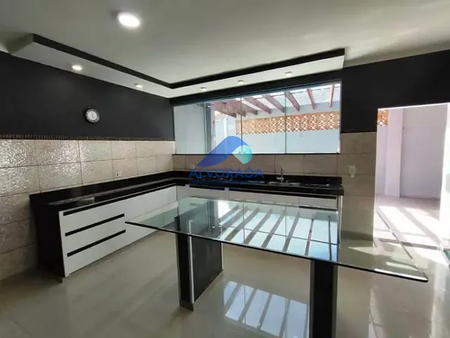 Casa com 360m², à venda, no bairro Martim de Sá em Caraguatatuba