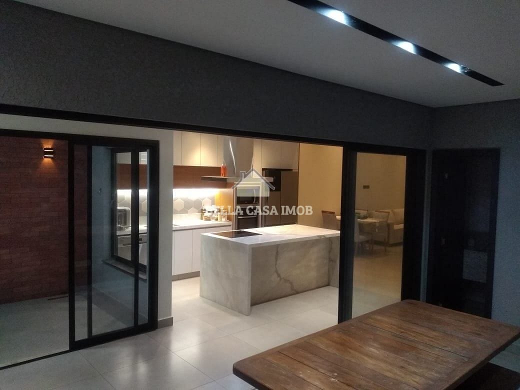 Casa à venda com 3 quartos, 137m² - Foto 1