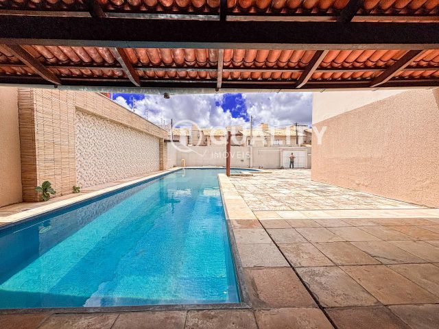 Casa 4 quartos e 5 banheiros, à venda, no bairro Cidade dos Funcionários em Fortaleza