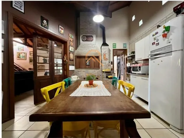 Casa com 748m² 3 quartos e 2 banheiros, à venda, no bairro Centro em Pelotas