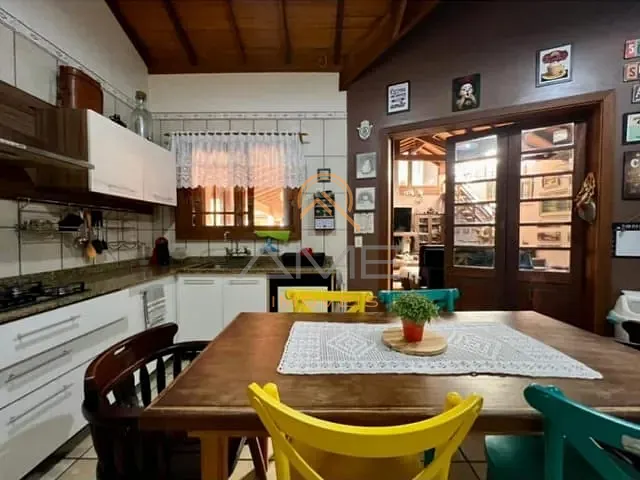 Casa com 748m² 3 quartos e 2 banheiros, à venda, no bairro Centro em Pelotas