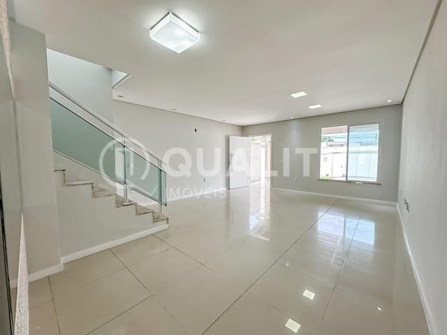 Casa 4 quartos e 4 banheiros, à venda, no bairro Sapiranga-Coité em Fortaleza
