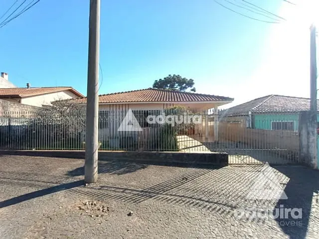 Casa com 660m² 2 quartos e 2 banheiros, à venda, no bairro Uvaranas em Ponta Grossa