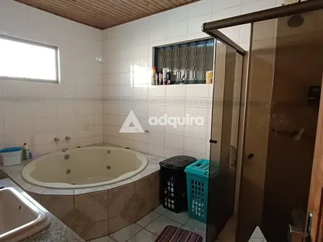 Casa com 660m² 2 quartos e 2 banheiros, à venda, no bairro Uvaranas em Ponta Grossa