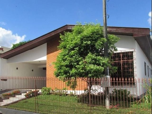 Casa com 300m² 3 quartos e 2 banheiros, à venda, no bairro Centro em Cambé