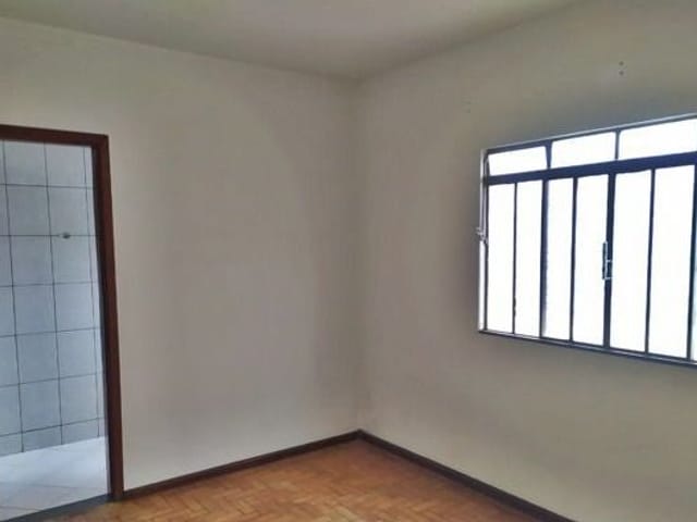 Casa com 300m² 3 quartos e 2 banheiros, à venda, no bairro Centro em Cambé