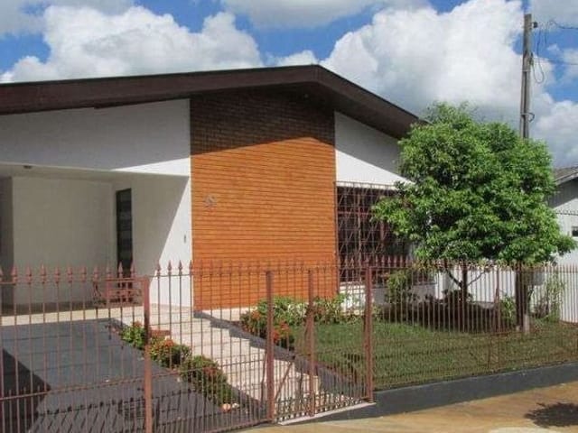 Casa com 300m² 3 quartos e 2 banheiros, à venda, no bairro Centro em Cambé