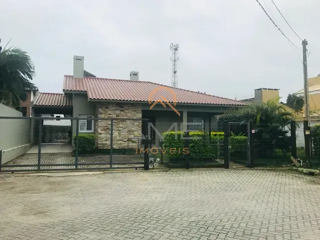 Casa com 600m² 3 quartos e 3 banheiros, à venda, no bairro Laranjal em Pelotas