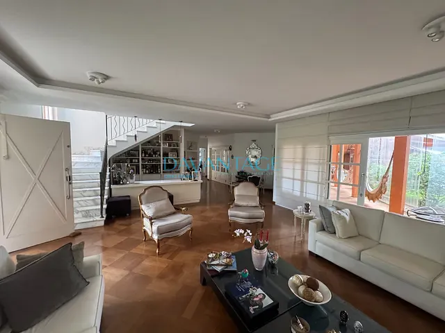 Casa com 1600m² 4 quartos e 7 banheiros, à venda ou para alugar, no bairro Residencial Tamboré em Barueri