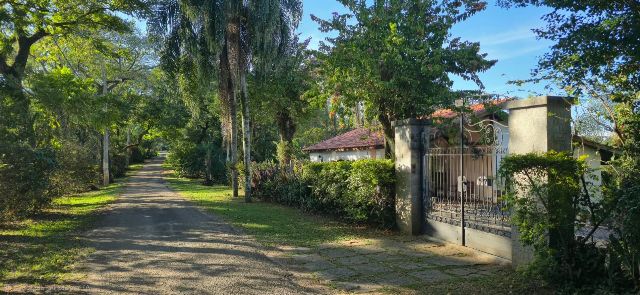 Casa com 2050m² 3 quartos e 2 banheiros, à venda, no bairro Chácaras Cataguá em Taubaté