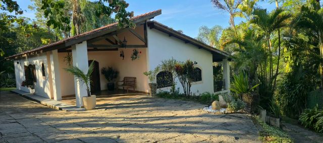 Casa com 2050m² 3 quartos e 2 banheiros, à venda, no bairro Chácaras Cataguá em Taubaté