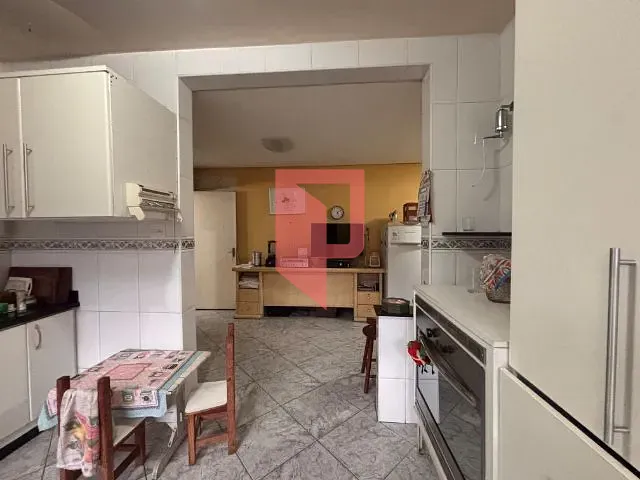 Casa com 300m² 4 quartos e 2 banheiros, à venda, no bairro Caiçaras em Belo Horizonte