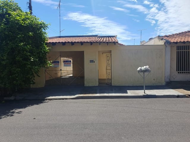 Casa com 170m² 2 quartos e 1 banheiro, à venda, no bairro Núcleo Habitacional Thereza Maria Barbieri em Birigüi
