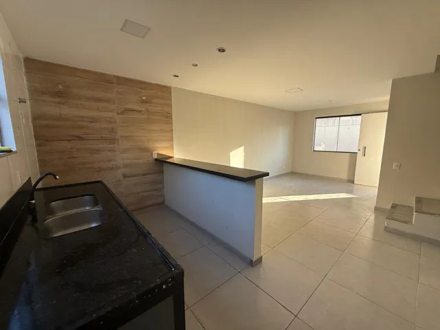 Casa 2 quartos e 2 banheiros, para alugar, no bairro Jardim Atlântico Central (Itaipuaçu) em Maricá