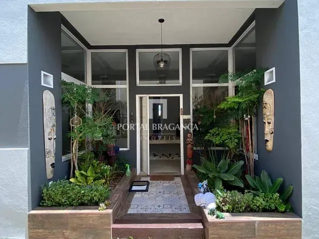 Casa com 700m² 5 quartos e 6 banheiros, à venda, no bairro Condomínio Residencial Santa Helena em Bragança Paulista