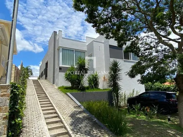 Casa com 700m² 5 quartos e 6 banheiros, à venda, no bairro Condomínio Residencial Santa Helena em Bragança Paulista