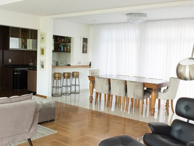 Casa com 750m² 5 quartos e 6 banheiros, à venda, no bairro Parque Dom Henrique em Cotia