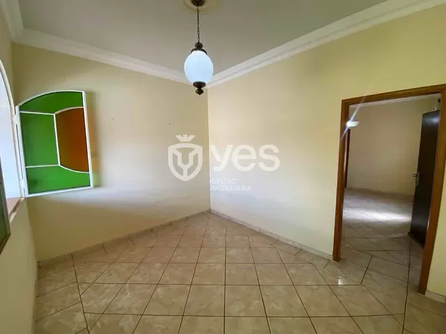 Casa com 360m² 4 quartos e 2 banheiros, à venda, no bairro Vila Guimarães em Araxá