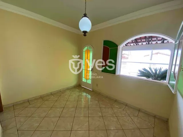 Casa com 360m² 4 quartos e 2 banheiros, à venda, no bairro Vila Guimarães em Araxá
