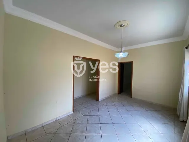 Casa com 360m² 4 quartos e 2 banheiros, à venda, no bairro Vila Guimarães em Araxá