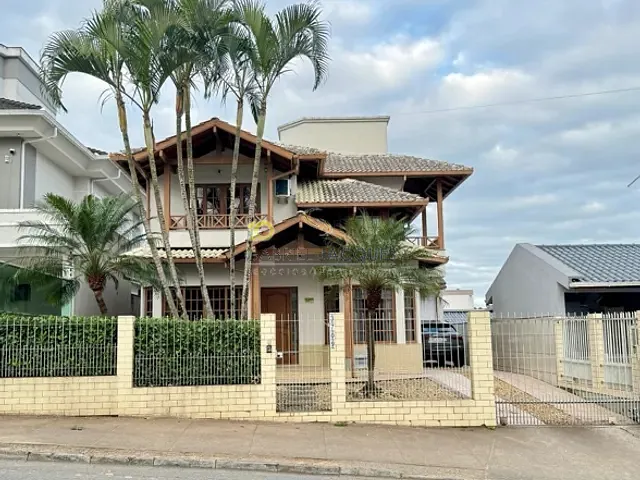 Casa com 360m² 4 quartos e 4 banheiros, à venda, no bairro Pedra Branca em Palhoça