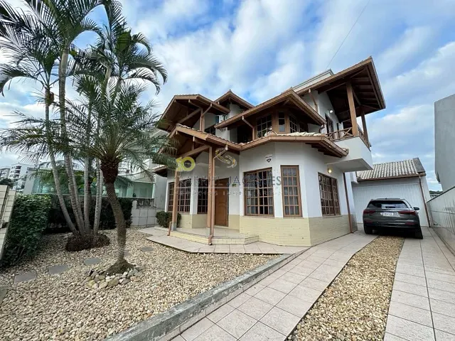 Casa com 360m² 4 quartos e 4 banheiros, à venda, no bairro Pedra Branca em Palhoça