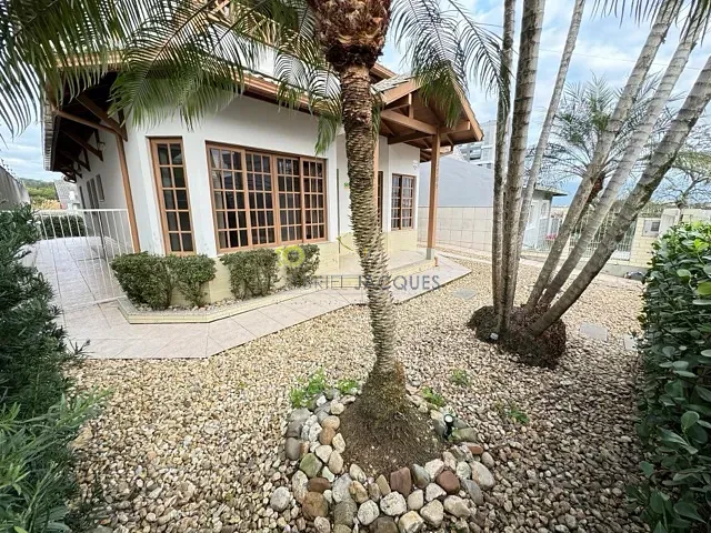 Casa com 360m² 4 quartos e 4 banheiros, à venda, no bairro Pedra Branca em Palhoça