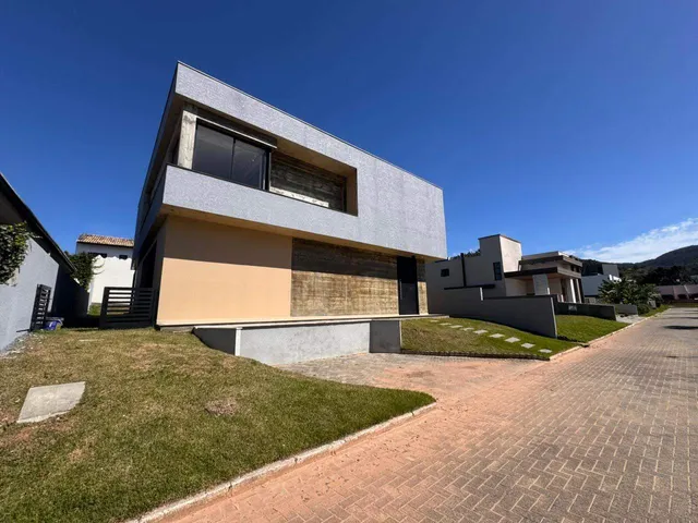 Casa 3 quartos e 4 banheiros, à venda, no bairro Ingleses do Rio Vermelho em Florianópolis