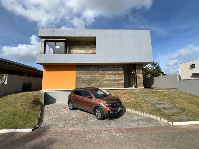 Casa 3 quartos e 4 banheiros, à venda, no bairro Ingleses do Rio Vermelho em Florianópolis