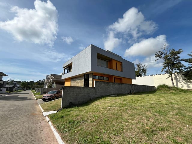 Casa 3 quartos e 4 banheiros, à venda, no bairro Ingleses do Rio Vermelho em Florianópolis