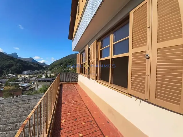 Casa 3 quartos e 1 banheiro, à venda, no bairro Castelanea em Petrópolis