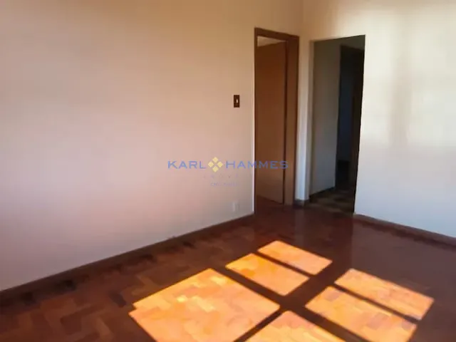 Casa 3 quartos e 1 banheiro, para alugar, no bairro Castelanea em Petrópolis