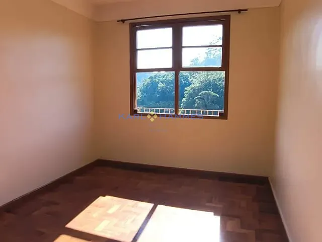 Casa 3 quartos e 1 banheiro, para alugar, no bairro Castelanea em Petrópolis