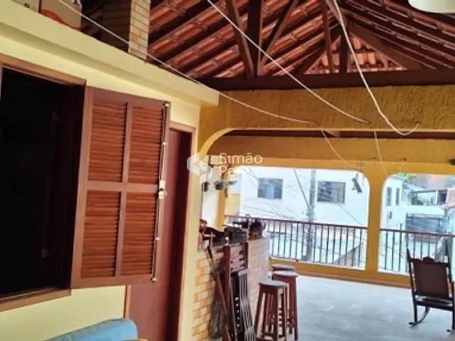 Casa 4 quartos e 4 banheiros, à venda, no bairro Santa Cecília em Juiz de Fora