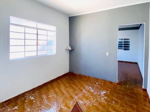 Casa com 200m² 3 quartos e 1 banheiro, à venda, no bairro Vila Santa Terezinha em Franca