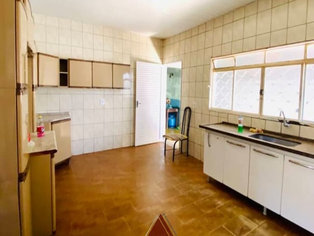Casa com 200m² 3 quartos e 1 banheiro, à venda, no bairro Vila Santa Terezinha em Franca