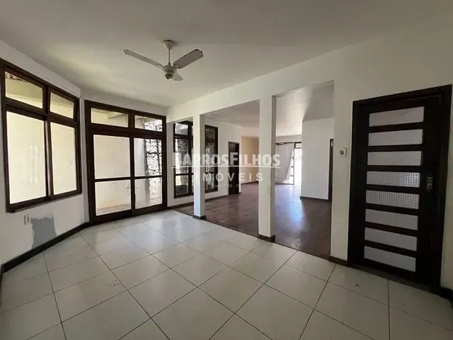 Casa com 475m² 4 quartos e 3 banheiros, à venda, no bairro São José em Aracaju