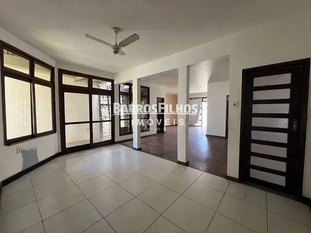 Casa com 475m² 4 quartos e 3 banheiros, à venda, no bairro São José em Aracaju