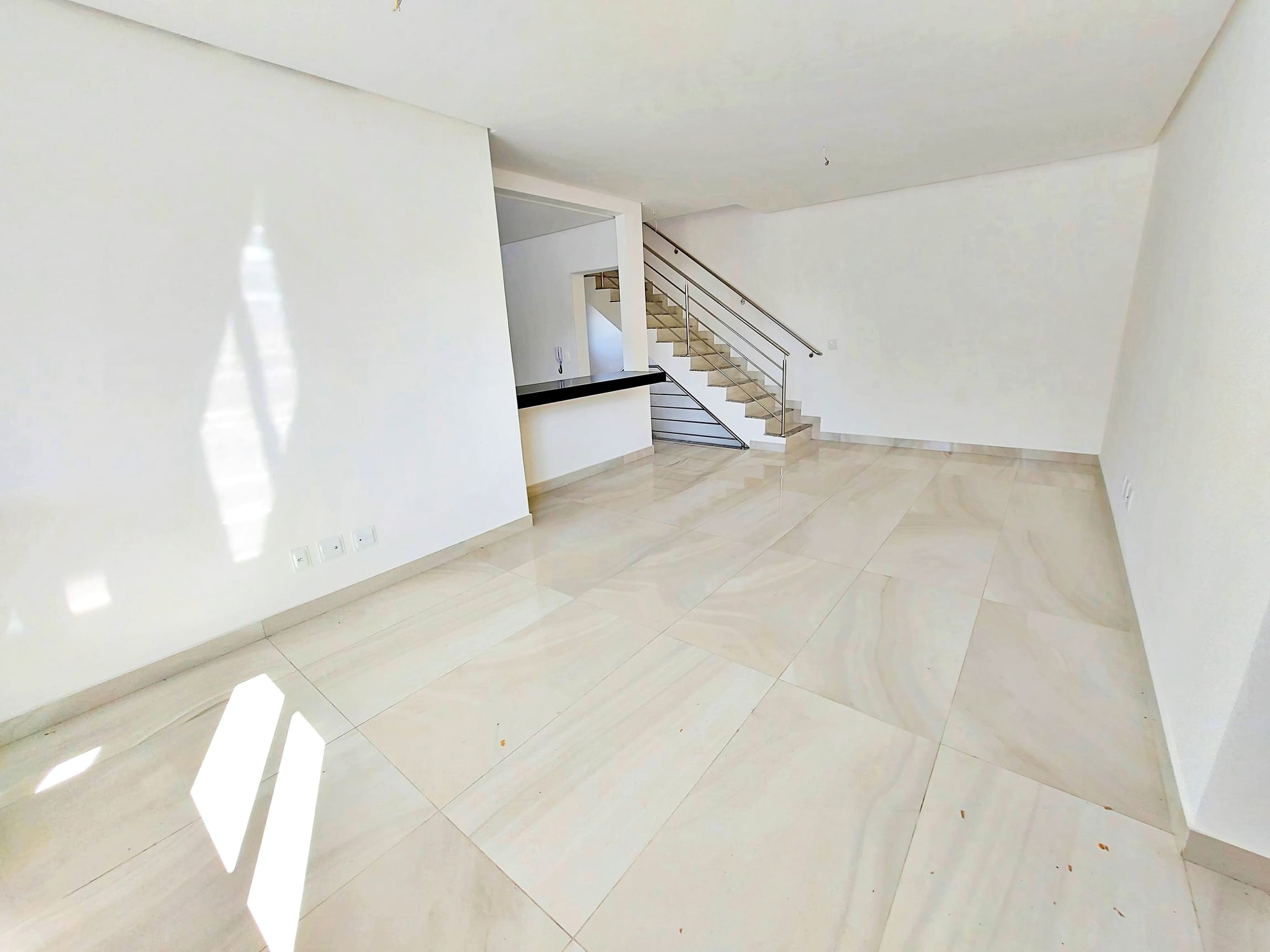 Casa em condomínio com 04 quartos á venda no Centro de Contagem