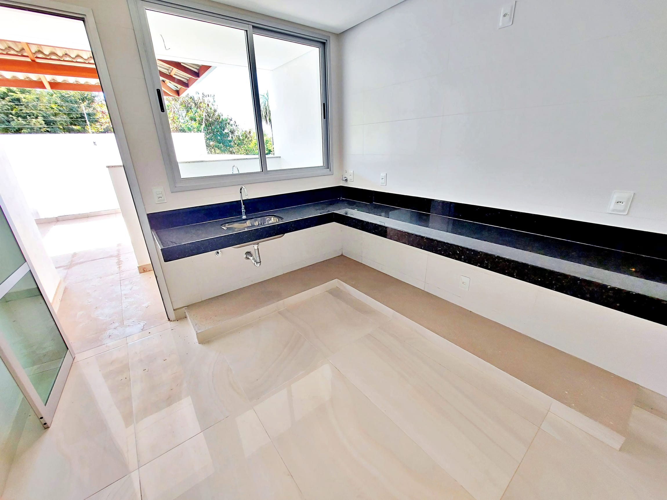 Casa em condomínio com 04 quartos á venda no Centro de Contagem