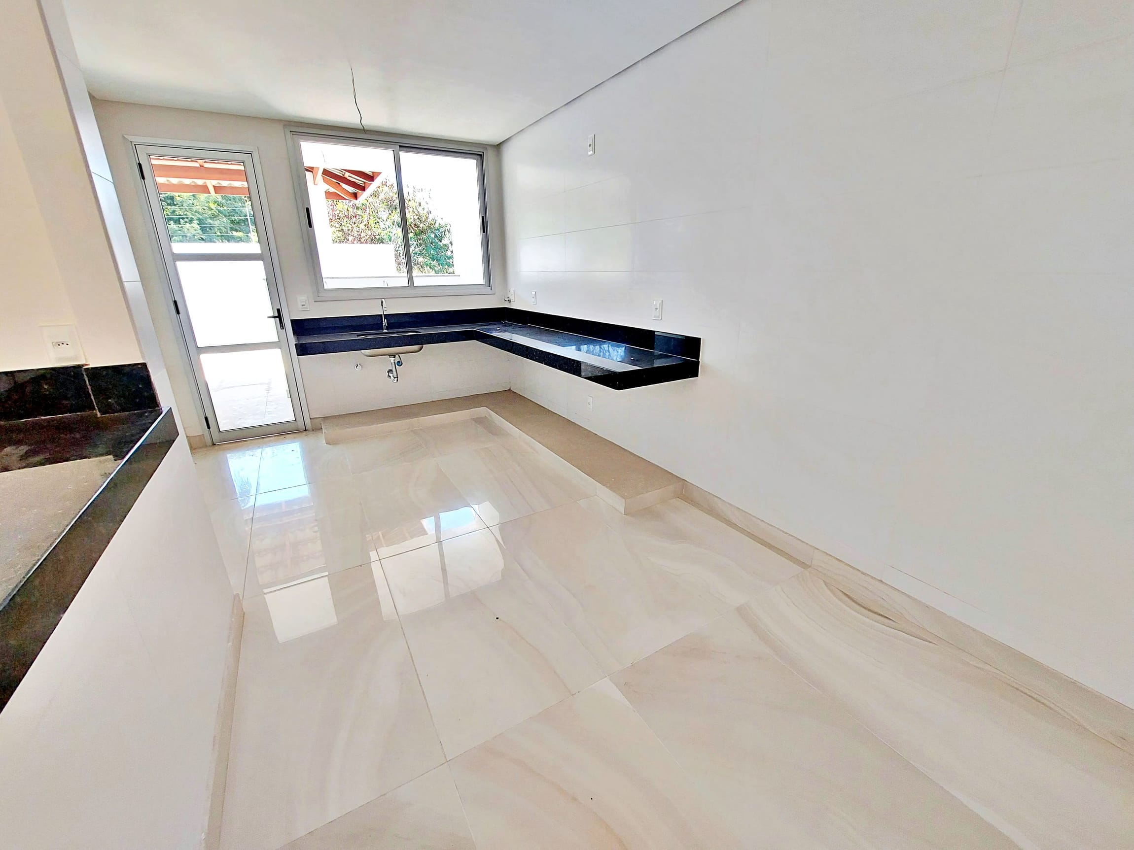 Casa em condomínio com 04 quartos á venda no Centro de Contagem